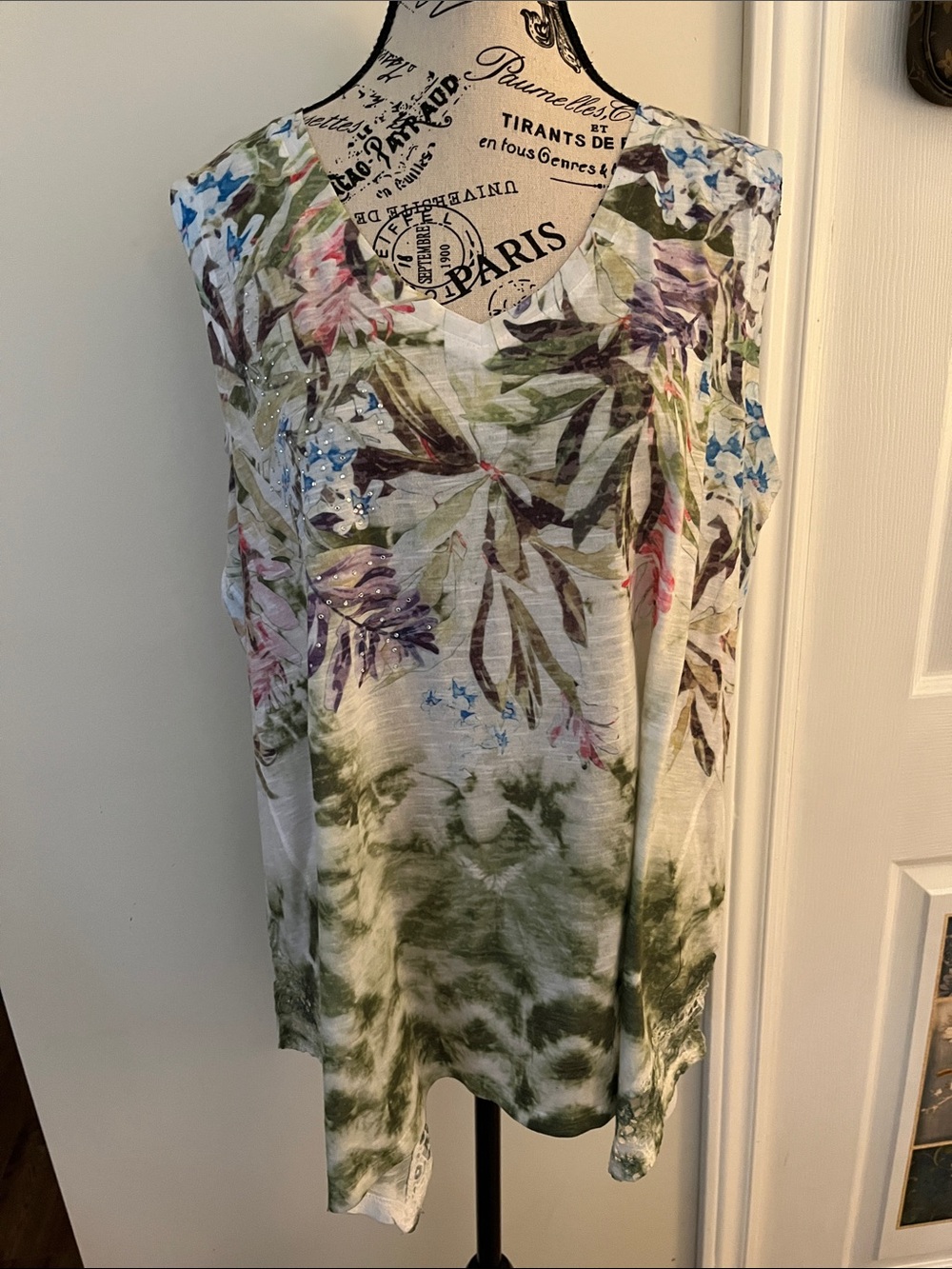 Time and Tru Green Floral Sleeveless Tunic with Sparkle Accents